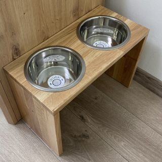 Dřevěný stojan s nerezovými miskami pro psa Rozměry stojanu: - délka: 42cm - šířka: 20cm - výška: 30cm Objem misky 0,82l...