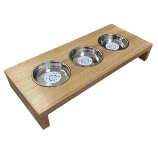 Dubový stojan na tři nerezové misky ⚫️stojan vhodný pro psy/kočky ⚫️vyvýšené stojany zabezpečují mazlíčkům pohodlnější...